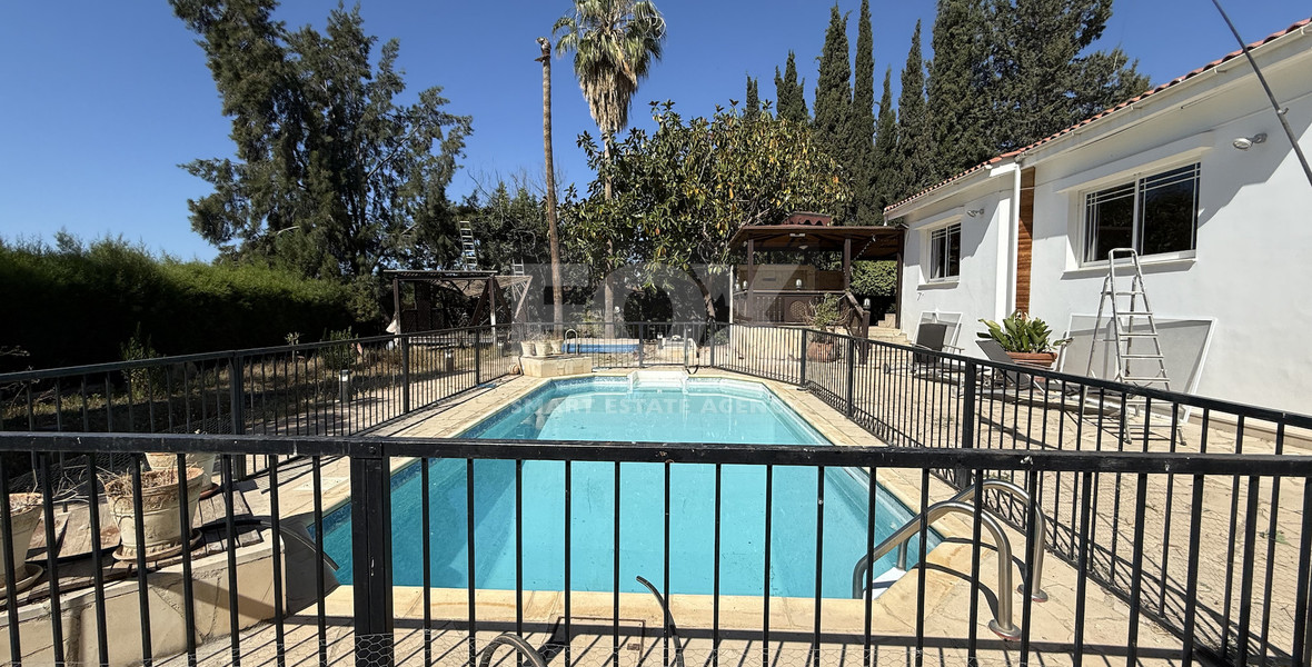 RENT: Versatile Residential or Commercial Property with Extensive Grounds in Kato Polemidia with easy access to all arteries of Limassol.