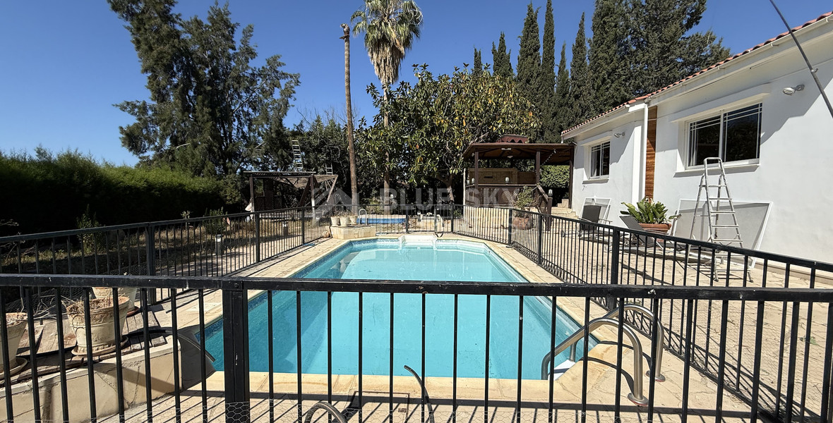 RENT: Versatile Residential or Commercial Property with Extensive Grounds in Kato Polemidia with easy access to all arteries of Limassol.