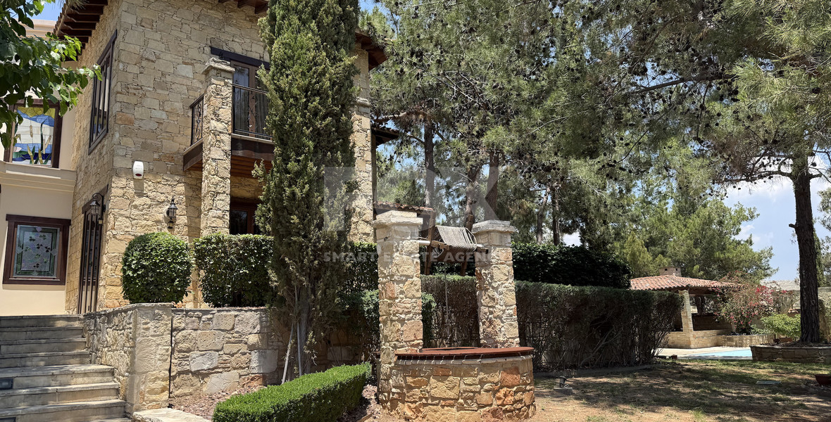 SALE: Luxury 6 bedroom Villa in Souni on expansive plot of 2.150 sqm.