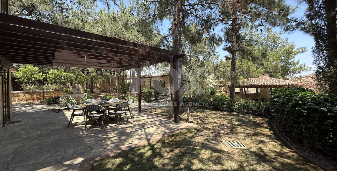 SALE: Luxury 6 bedroom Villa in Souni on expansive plot of 2.150 sqm.