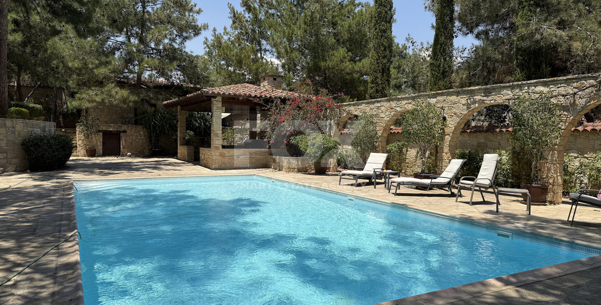 SALE: Luxury 6 bedroom Villa in Souni on expansive plot of 2.150 sqm.