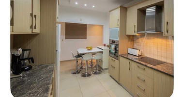 Three-Bedroom Ground Floor Apartment for Rent in Neapoli – Walking Distance to the Sea