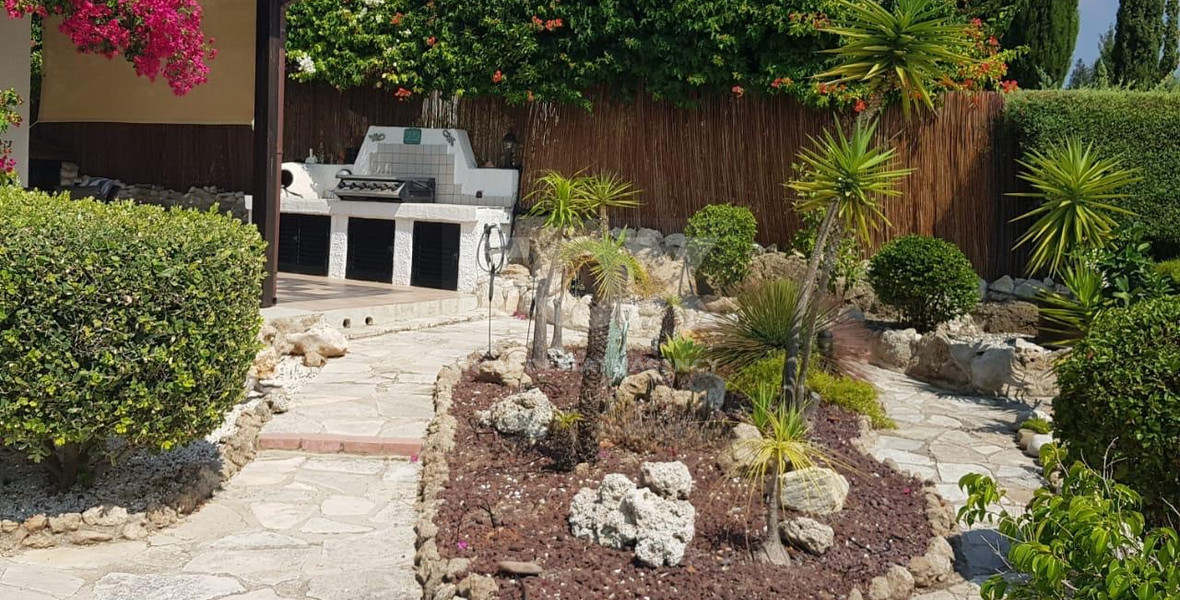 Charming 3-Bedroom Bungalow with Private Pool in Tala