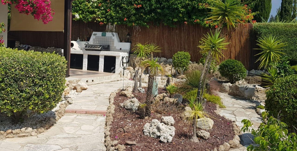 Charming 3-Bedroom Bungalow with Private Pool in Tala
