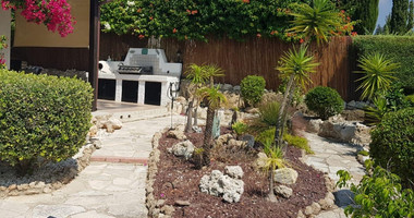 Charming 3-Bedroom Bungalow with Private Pool in Tala