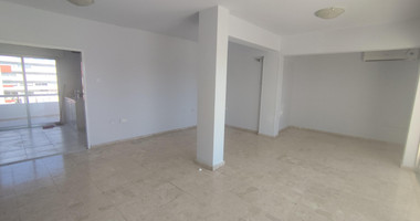 Spacious Top-Floor three Bedroom Apartment in Agia Zoni