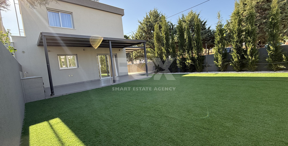 RENT: UNFURNISHED 4 BEDROOM HOUSE ADJACENT TO GREEN AREA, WITH ALL ELECTRICAL APPLIANCES IN EXCELLENT CONDITION.