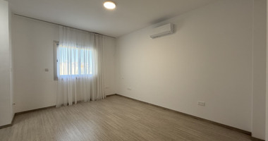 RENT: UNFURNISHED 4 BEDROOM HOUSE ADJACENT TO GREEN AREA, WITH ALL ELECTRICAL APPLIANCES IN EXCELLENT CONDITION.
