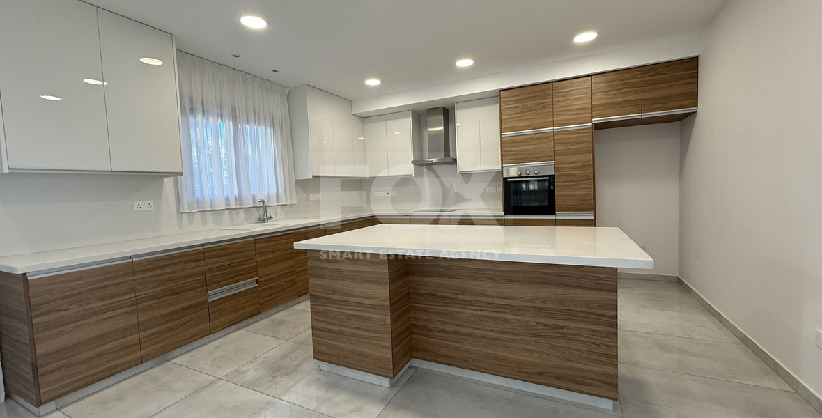 RENT: UNFURNISHED 4 BEDROOM HOUSE ADJACENT TO GREEN AREA, WITH ALL ELECTRICAL APPLIANCES IN EXCELLENT CONDITION.