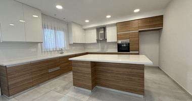 RENT: UNFURNISHED 4 BEDROOM HOUSE ADJACENT TO GREEN AREA, WITH ALL ELECTRICAL APPLIANCES IN EXCELLENT CONDITION.