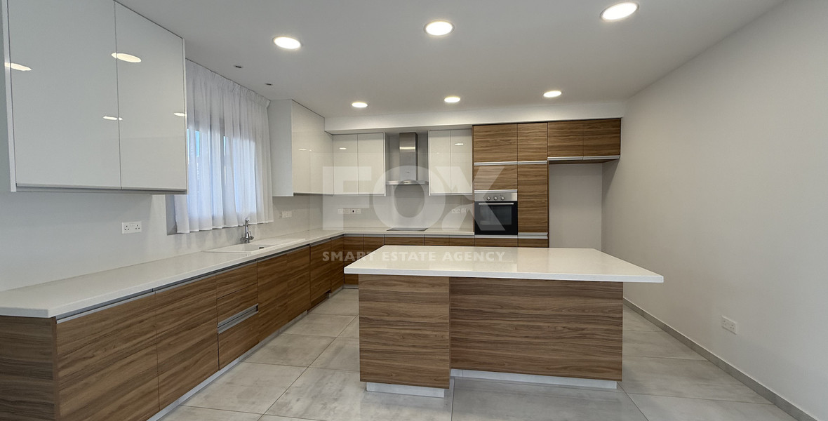 RENT: UNFURNISHED 4 BEDROOM HOUSE ADJACENT TO GREEN AREA, WITH ALL ELECTRICAL APPLIANCES IN EXCELLENT CONDITION.