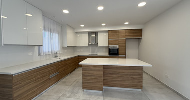 RENT: UNFURNISHED 4 BEDROOM HOUSE ADJACENT TO GREEN AREA, WITH ALL ELECTRICAL APPLIANCES IN EXCELLENT CONDITION.