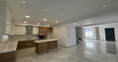 RENT: UNFURNISHED 4 BEDROOM HOUSE ADJACENT TO GREEN AREA, WITH ALL ELECTRICAL APPLIANCES IN EXCELLENT CONDITION.