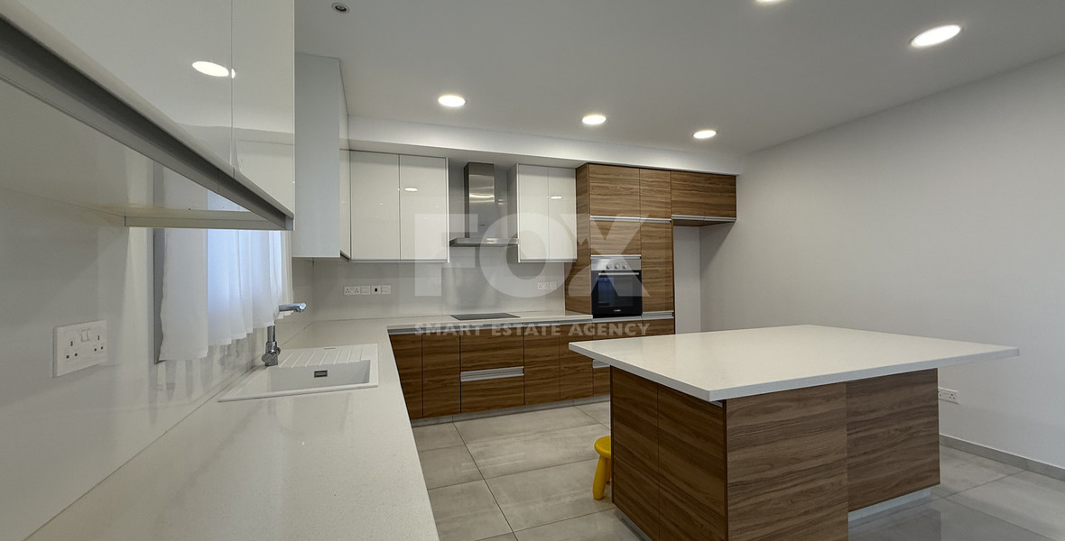 RENT: UNFURNISHED 4 BEDROOM HOUSE ADJACENT TO GREEN AREA, WITH ALL ELECTRICAL APPLIANCES IN EXCELLENT CONDITION.
