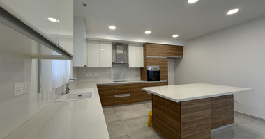 RENT: UNFURNISHED 4 BEDROOM HOUSE ADJACENT TO GREEN AREA, WITH ALL ELECTRICAL APPLIANCES IN EXCELLENT CONDITION.