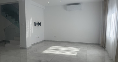 RENT: UNFURNISHED 4 BEDROOM HOUSE ADJACENT TO GREEN AREA, WITH ALL ELECTRICAL APPLIANCES IN EXCELLENT CONDITION.
