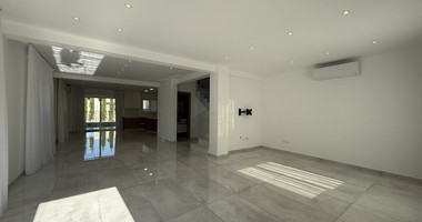 RENT: UNFURNISHED 4 BEDROOM HOUSE ADJACENT TO GREEN AREA, WITH ALL ELECTRICAL APPLIANCES IN EXCELLENT CONDITION.