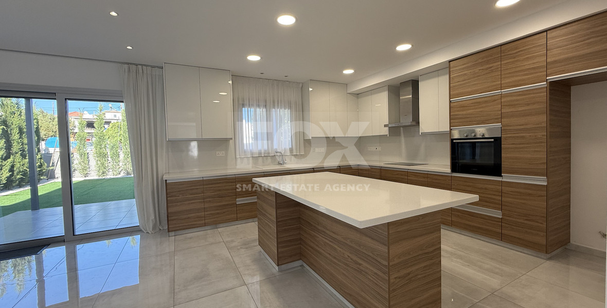 RENT: UNFURNISHED 4 BEDROOM HOUSE ADJACENT TO GREEN AREA, WITH ALL ELECTRICAL APPLIANCES IN EXCELLENT CONDITION.