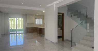 RENT: UNFURNISHED 4 BEDROOM HOUSE ADJACENT TO GREEN AREA, WITH ALL ELECTRICAL APPLIANCES IN EXCELLENT CONDITION.