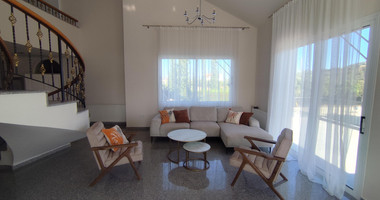 Luxury three Bedroom Villa with Swimming Pool on 3,000 sq.m. Plot in Pareklisia