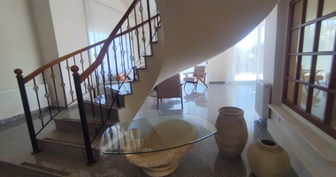 Luxury three Bedroom Villa with Swimming Pool on 3,000 sq.m. Plot in Pareklisia