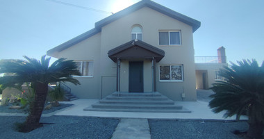 Luxury three Bedroom Villa with Swimming Pool on 3,000 sq.m. Plot in Pareklisia