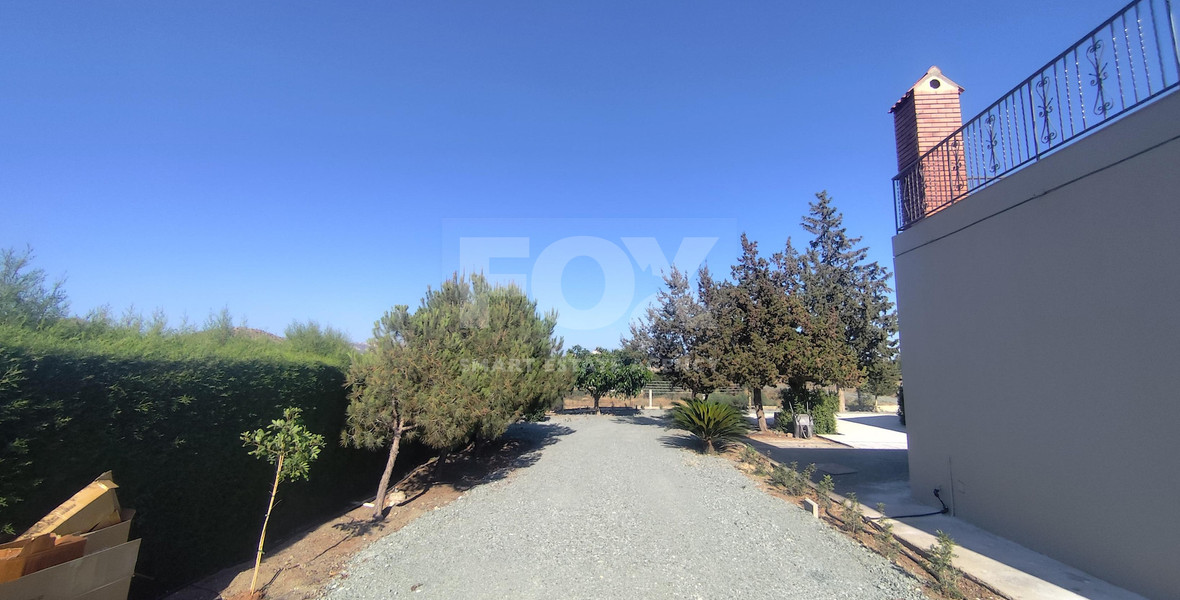 Luxury three Bedroom Villa with Swimming Pool on 3,000 sq.m. Plot in Pareklisia