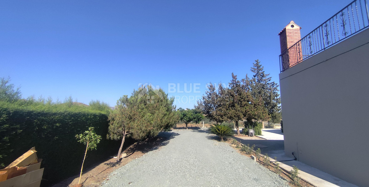 Luxury three Bedroom Villa with Swimming Pool on 3,000 sq.m. Plot in Pareklisia