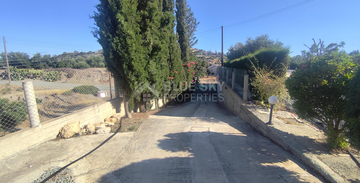 Luxury three Bedroom Villa with Swimming Pool on 3,000 sq.m. Plot in Pareklisia