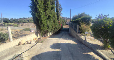 Luxury three Bedroom Villa with Swimming Pool on 3,000 sq.m. Plot in Pareklisia