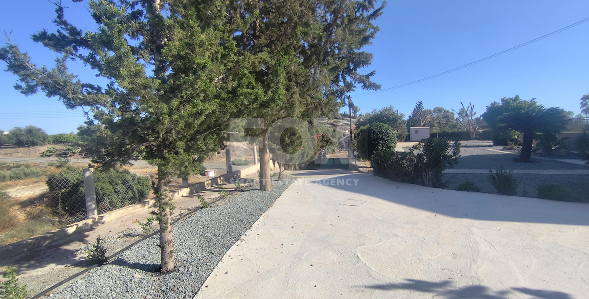 Luxury three Bedroom Villa with Swimming Pool on 3,000 sq.m. Plot in Pareklisia