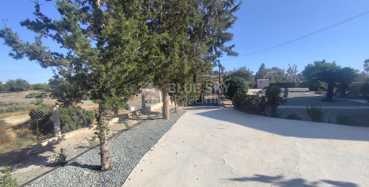 Luxury three Bedroom Villa with Swimming Pool on 3,000 sq.m. Plot in Pareklisia