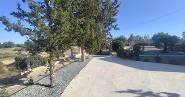 Luxury three Bedroom Villa with Swimming Pool on 3,000 sq.m. Plot in Pareklisia