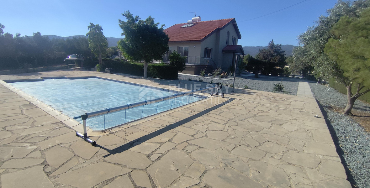 Luxury three Bedroom Villa with Swimming Pool on 3,000 sq.m. Plot in Pareklisia