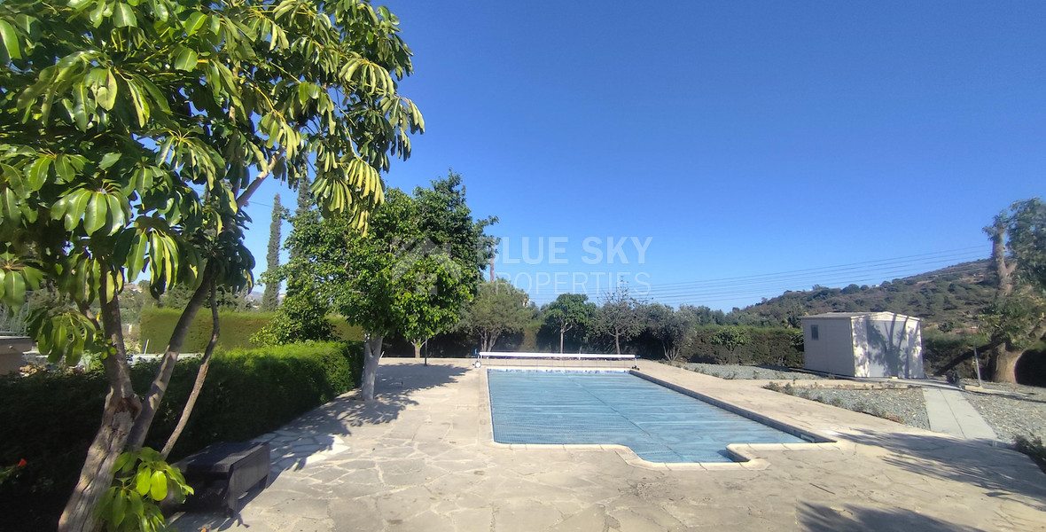 Luxury three Bedroom Villa with Swimming Pool on 3,000 sq.m. Plot in Pareklisia