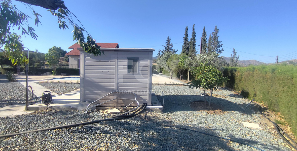 Luxury three Bedroom Villa with Swimming Pool on 3,000 sq.m. Plot in Pareklisia