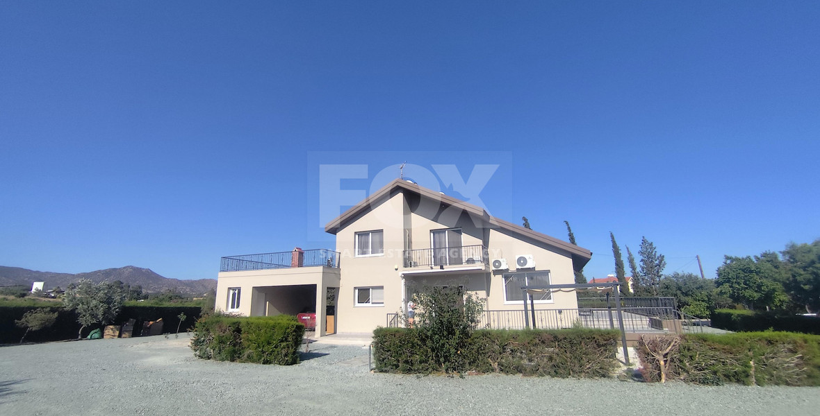 Luxury three Bedroom Villa with Swimming Pool on 3,000 sq.m. Plot in Pareklisia