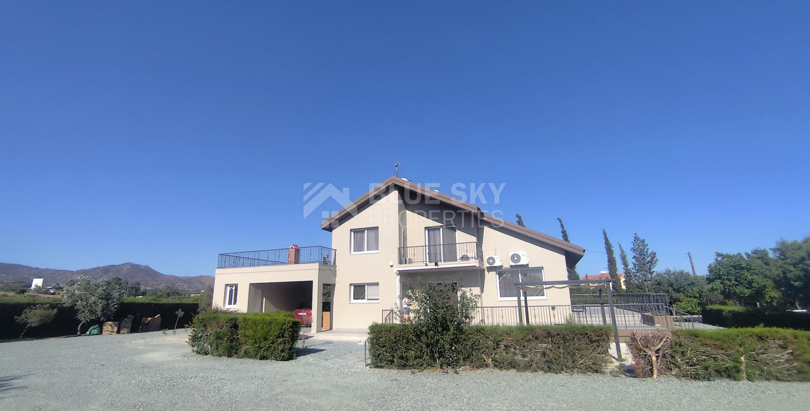 Luxury three Bedroom Villa with Swimming Pool on 3,000 sq.m. Plot in Pareklisia