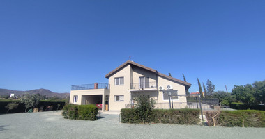Luxury three Bedroom Villa with Swimming Pool on 3,000 sq.m. Plot in Pareklisia
