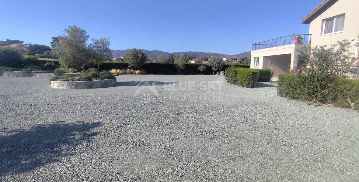 Luxury three Bedroom Villa with Swimming Pool on 3,000 sq.m. Plot in Pareklisia