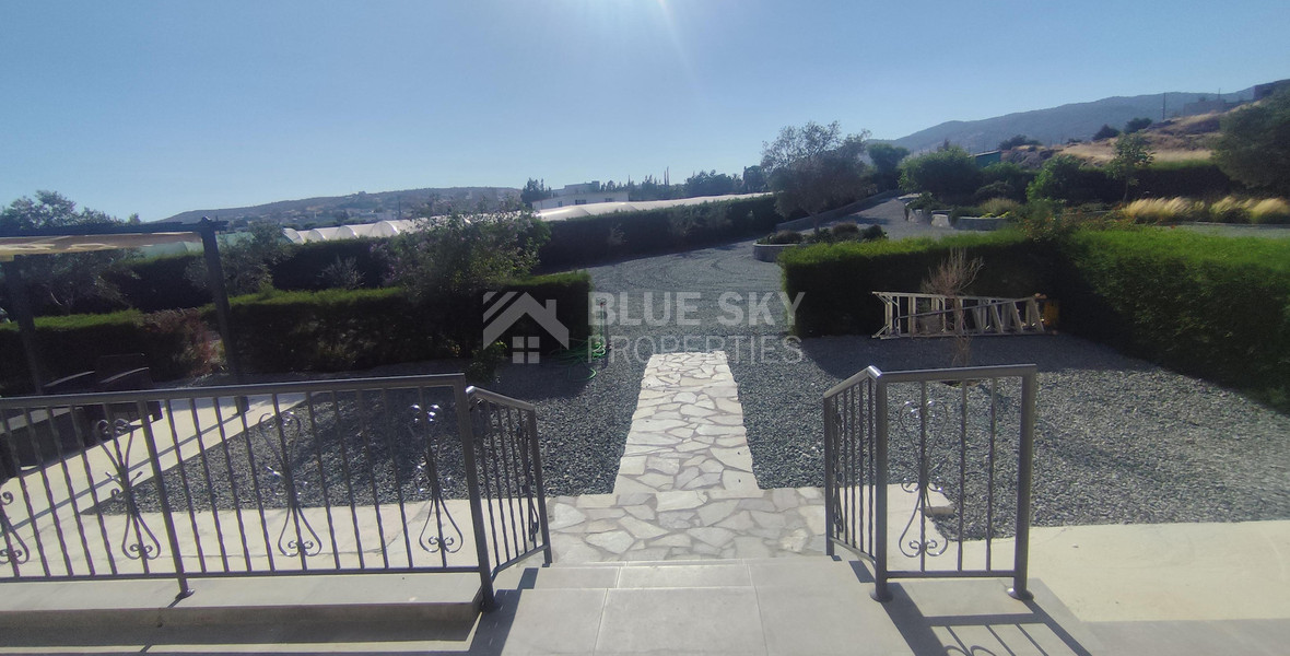 Luxury three Bedroom Villa with Swimming Pool on 3,000 sq.m. Plot in Pareklisia