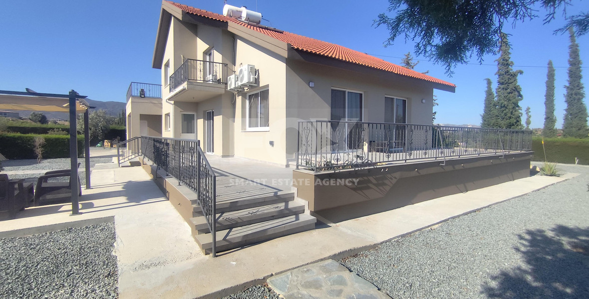 Luxury three Bedroom Villa with Swimming Pool on 3,000 sq.m. Plot in Pareklisia