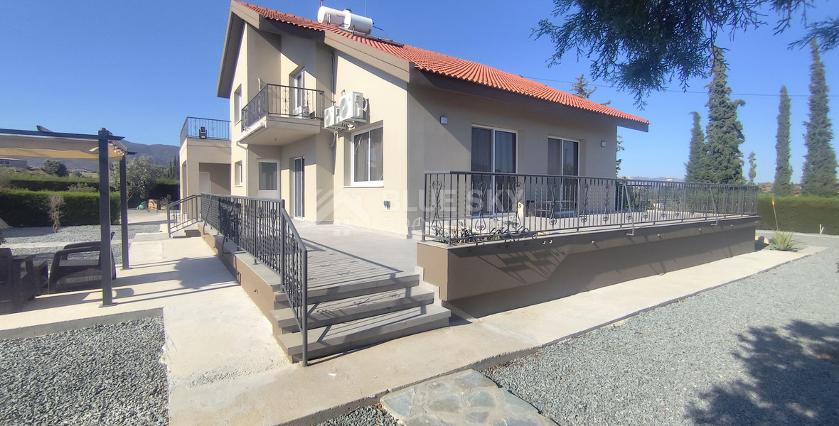 Luxury three Bedroom Villa with Swimming Pool on 3,000 sq.m. Plot in Pareklisia