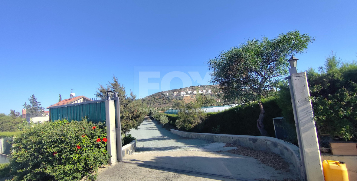 Luxury three Bedroom Villa with Swimming Pool on 3,000 sq.m. Plot in Pareklisia