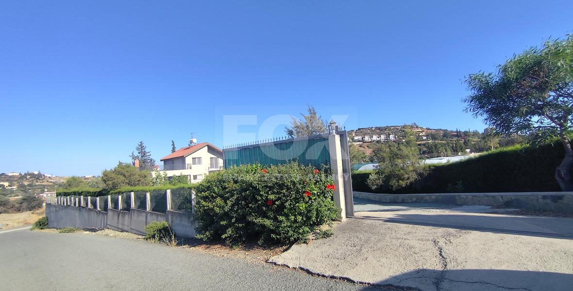 Luxury three Bedroom Villa with Swimming Pool on 3,000 sq.m. Plot in Pareklisia