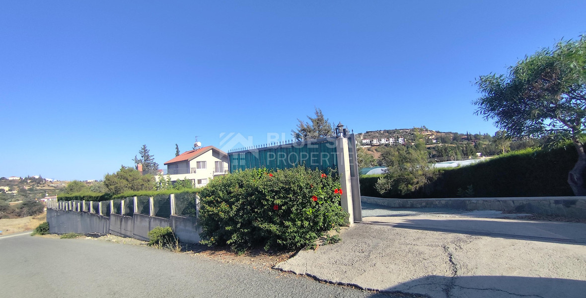 Luxury three Bedroom Villa with Swimming Pool on 3,000 sq.m. Plot in Pareklisia