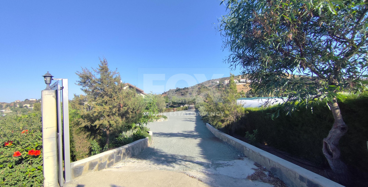 Luxury three Bedroom Villa with Swimming Pool on 3,000 sq.m. Plot in Pareklisia