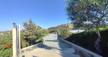 Luxury three Bedroom Villa with Swimming Pool on 3,000 sq.m. Plot in Pareklisia