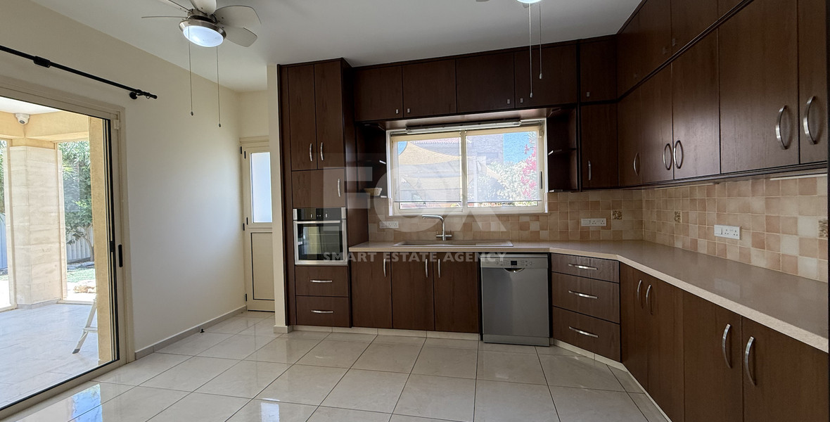 RENT: UNFURNISHED 4 BEDROOM BUNGALOW WITH SWIMMING POOL IN PYRGOS WITH EASY ACCESS.