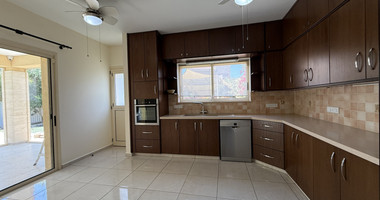 RENT: UNFURNISHED 4 BEDROOM BUNGALOW WITH SWIMMING POOL IN PYRGOS WITH EASY ACCESS.